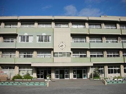 近くの藤沢市立大清水小学校まで930m(徒歩12分)