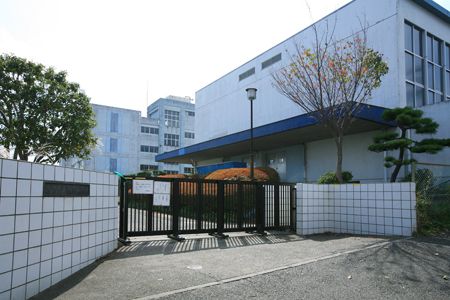 近くの藤沢市立駒寄小学校まで112m(徒歩2分)