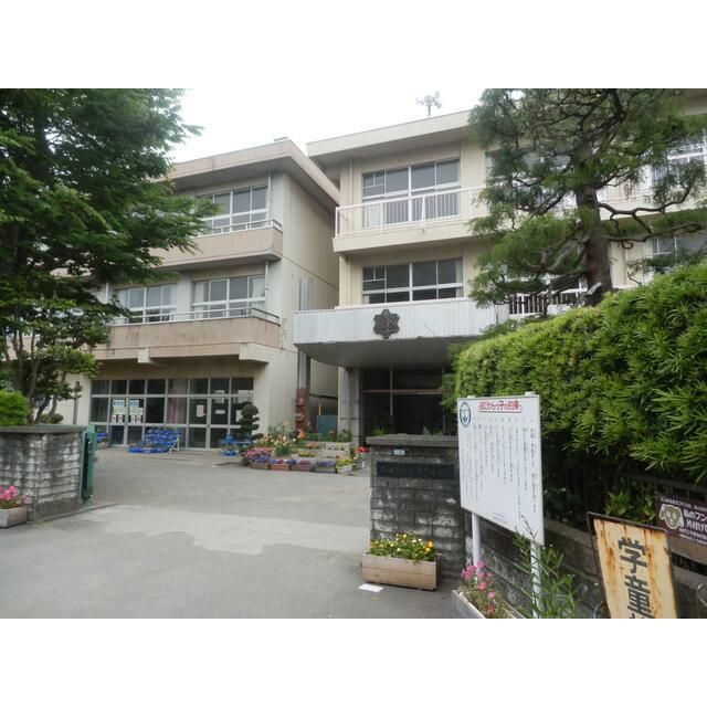 近くの小田原市立芦子小学校まで499m(徒歩7分)
