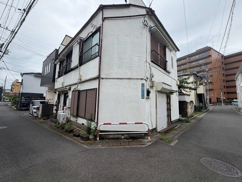 近くのファミリーマート 秦野鶴巻店まで101m(徒歩2分)