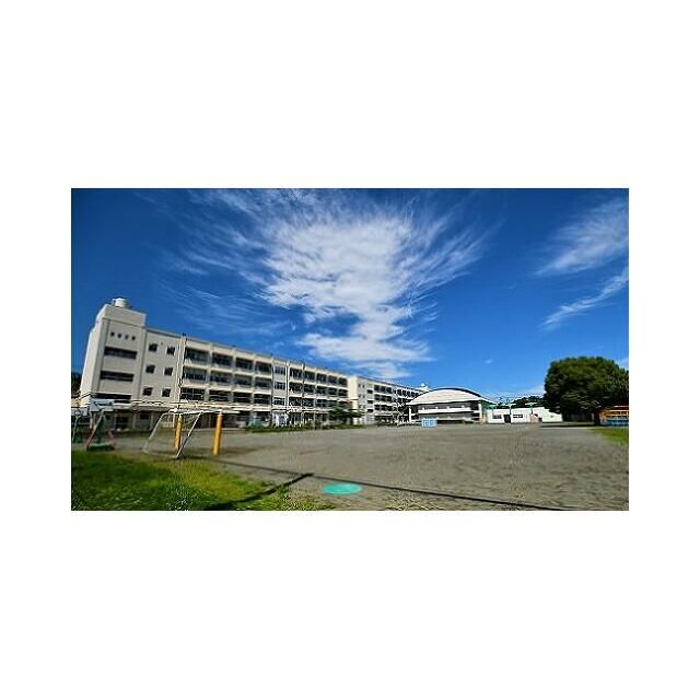 近くの横浜市立本郷小学校まで707m（徒歩9分）