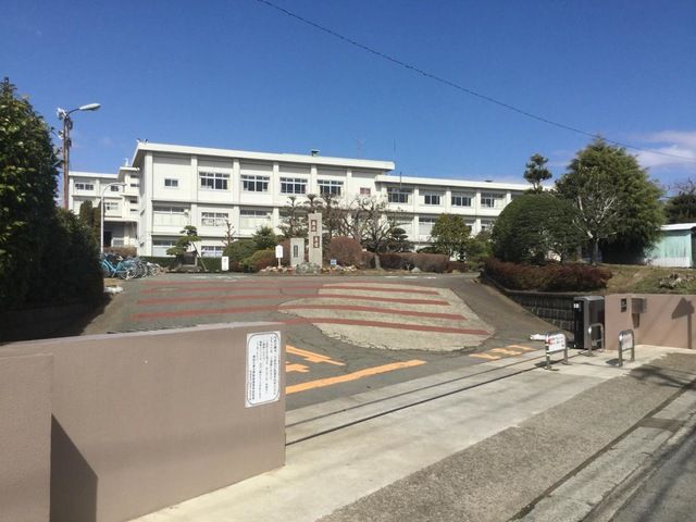 近くの神奈川県立伊勢原高校まで334m（徒歩5分）