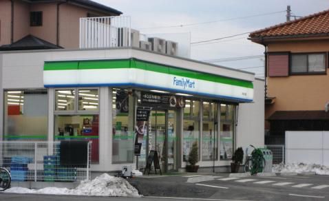 近くのファミリーマート平塚入野店まで562m(徒歩8分)
