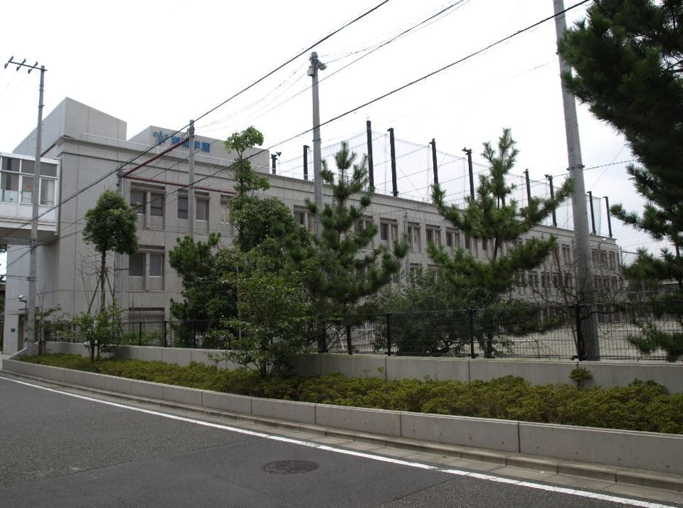 近くの私立湘南学園高校まで527m（徒歩7分）