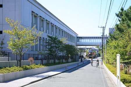 近くの湘南学園中学校まで721m（徒歩10分）