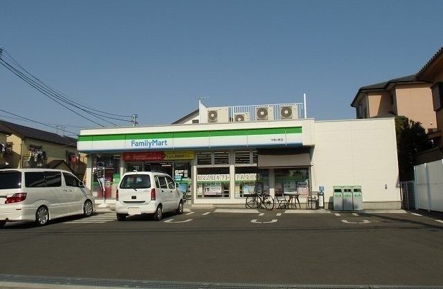 近くのファミリーマートまで650m（徒歩9分）