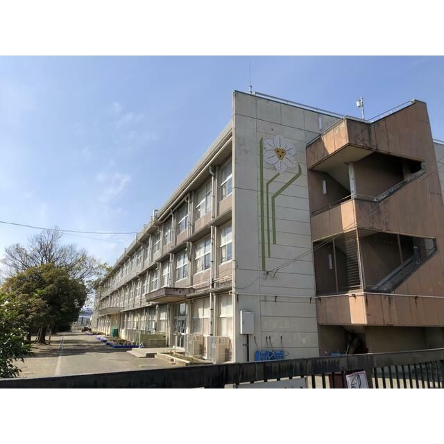 近くの寒川町立旭小学校まで750m（徒歩10分）