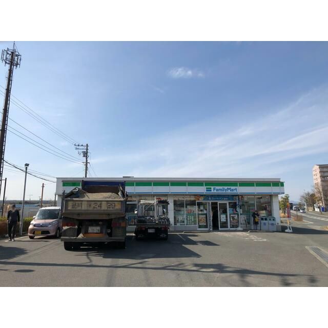 近くのファミリーマート寒川宮山店まで550m（徒歩7分）