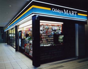 近くのOdakyu MART 新松田店まで932m（徒歩12分）