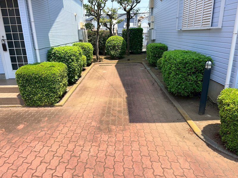 近くの藤沢市立六会中学校まで692m（徒歩9分）