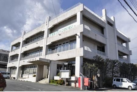 近くの開成町役場まで610m（徒歩8分）