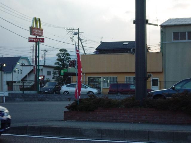 近くのマクドナルド開成店まで590m（徒歩8分）