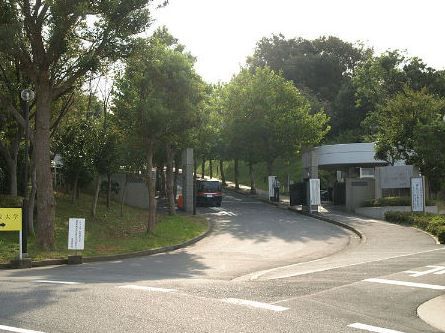 近くの私立明治学院大学横浜キャンパスまで835m（徒歩11分）