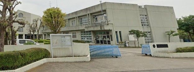 近くの神奈川県立秦野曽屋高校まで667m（徒歩9分）
