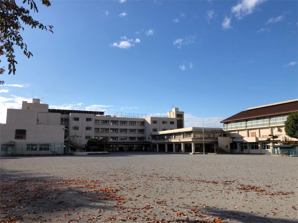 近くの秦野市立堀川小学校まで1,178m（徒歩15分）
