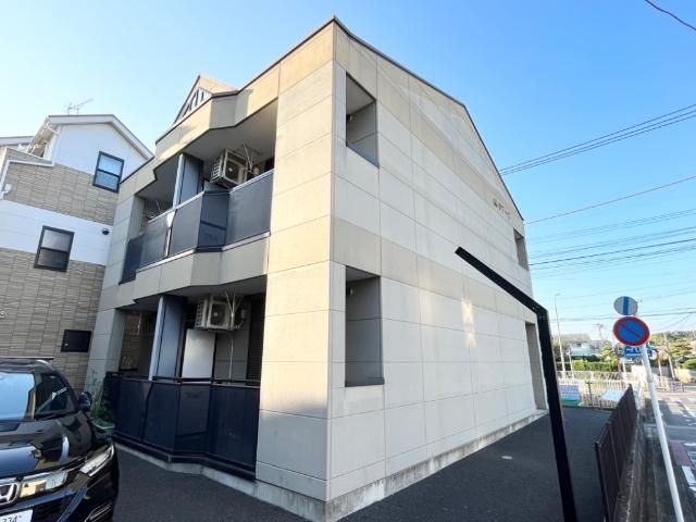近くのコンビニまで240m（徒歩3分）