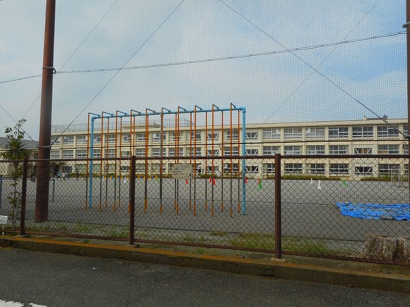 近くの平塚市立大野小学校まで702m（徒歩9分）