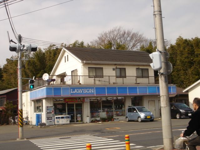 近くのローソンまで450m（徒歩6分）
