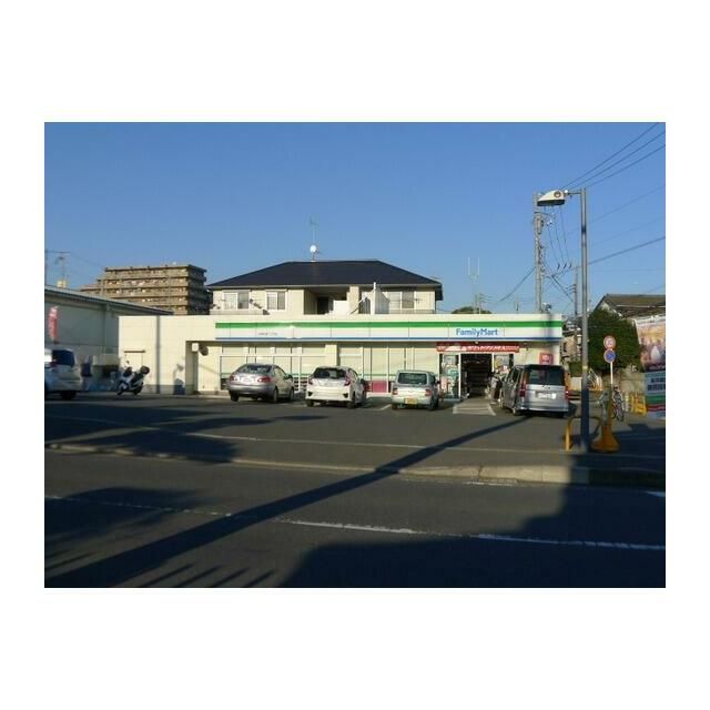 近くのファミリーマート大和代官二丁目店まで130m（徒歩2分）