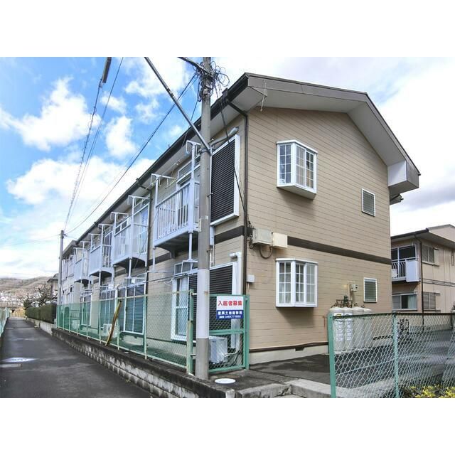 近くのファミリーマート東海大学駅前店まで216m（徒歩3分）