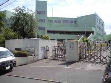 近くの厚木市立毛利台小学校まで939m(徒歩12分)