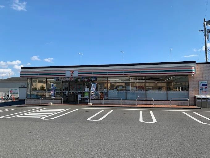 近くのセブンイレブン 伊勢原板戸店まで393m（徒歩5分）