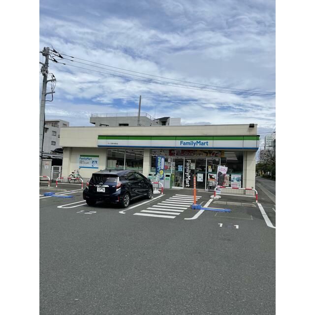 近くのファミリーマートサンズ厚木栄町店まで285m（徒歩4分）