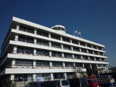 近くの秦野市役所まで962m（徒歩13分）