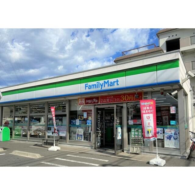 近くのファミリーマート東戸塚名瀬下店まで479m（徒歩6分）