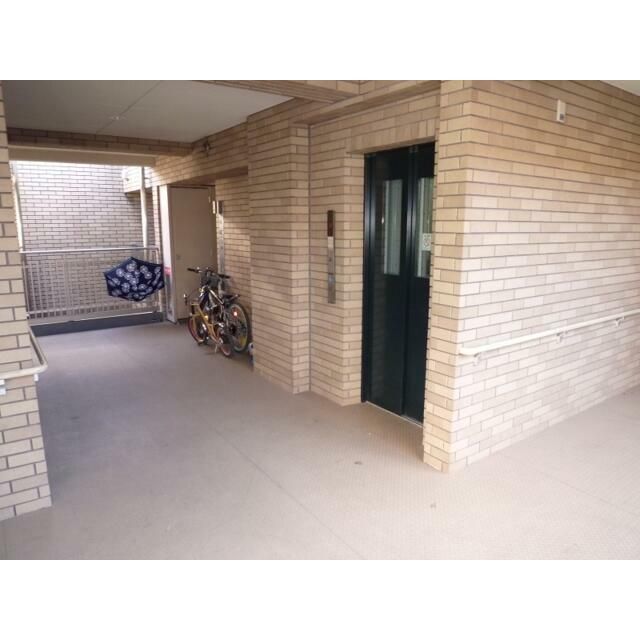 近くの東戸塚西口プラザまで863m（徒歩11分）