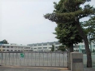 近くの松浪小学校まで210m（徒歩3分）