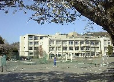 近くの厚木市立荻野中学校まで634m（徒歩8分）
