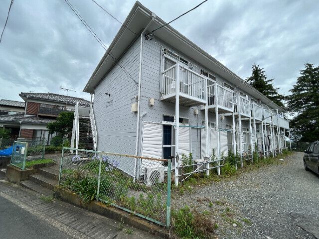 近くのマートまるだいまで325m（徒歩5分）