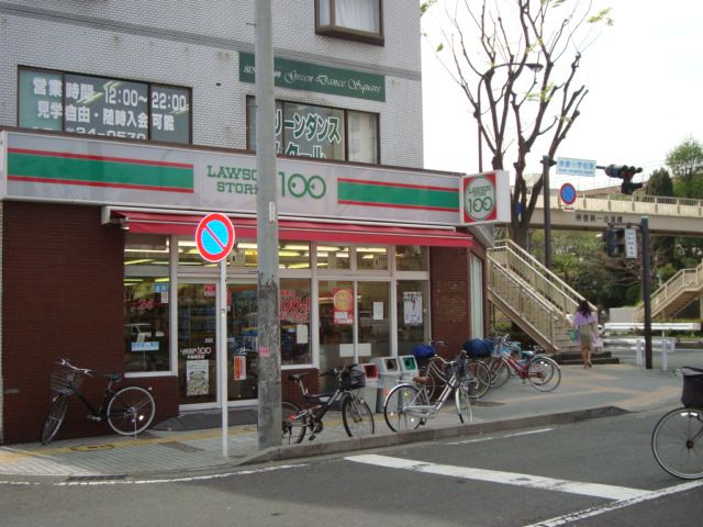 近くの100円ショップまで30m（徒歩1分）