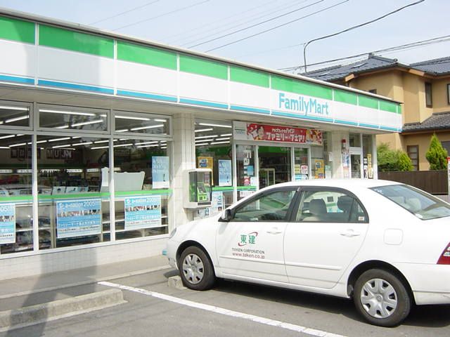 近くのコンビニまで800m（徒歩10分）