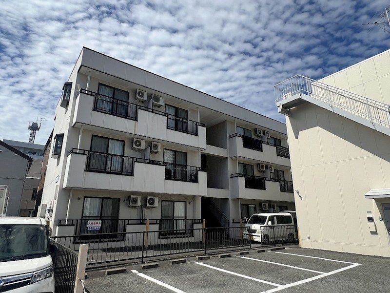 近くの横浜銀行東海大学駅前支店まで131m（徒歩2分）