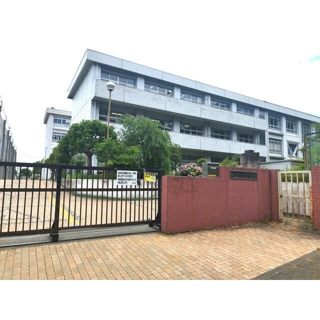 近くの藤沢市立大庭中学校まで400m（徒歩5分）