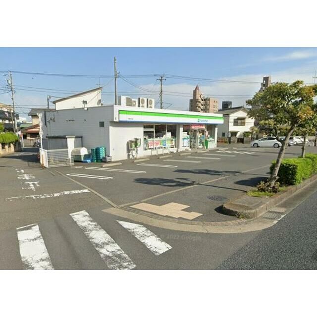 近くのファミリーマート平塚四之宮店まで383m（徒歩5分）