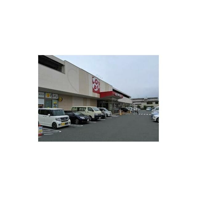 近くのロピア石川店まで268m（徒歩4分）
