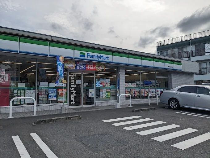 近くのファミリーマート 秦野ひらさわ店まで468m（徒歩6分）