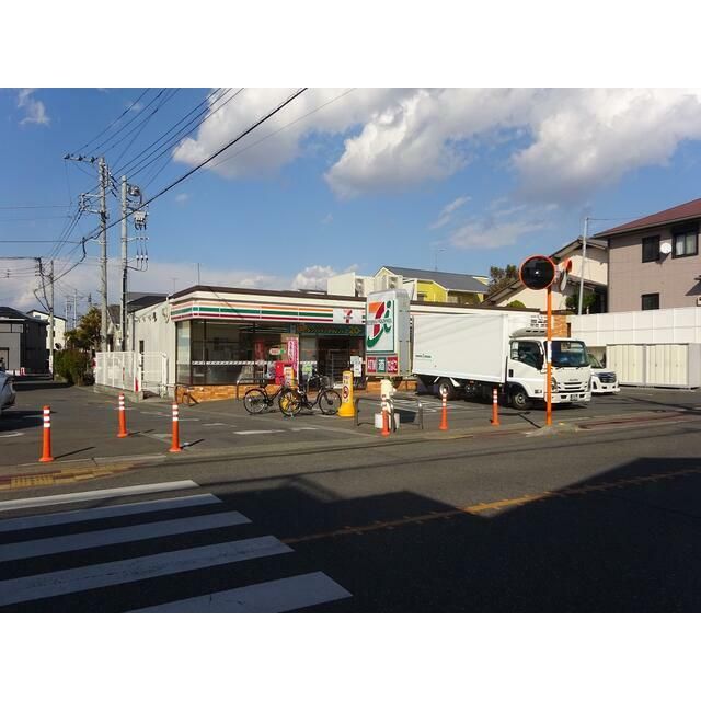 近くのセブンイレブンまで550m（徒歩7分）