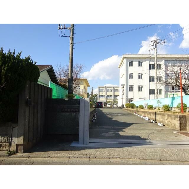 近くの浜須賀中学校まで380m（徒歩5分）