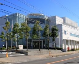 近くの鎌倉市腰越図書館まで423m（徒歩6分）