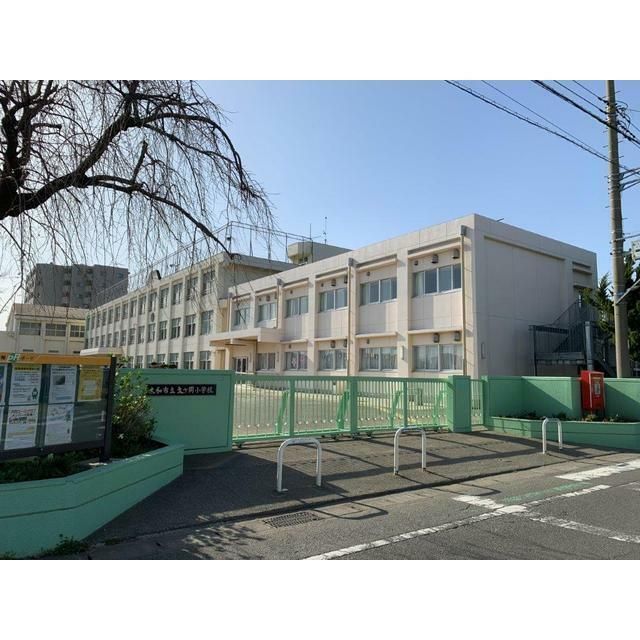 近くの文ヶ岡小学校まで855m（徒歩11分）
