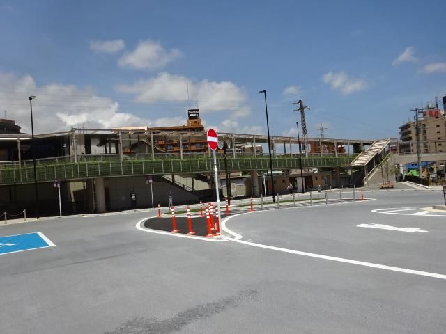 近くのファミリーマート鶴巻温泉駅前店まで437m（徒歩6分）