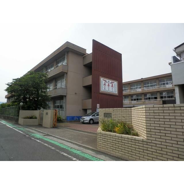 近くの小田原市立鴨宮中学校まで1,044m(徒歩14分)