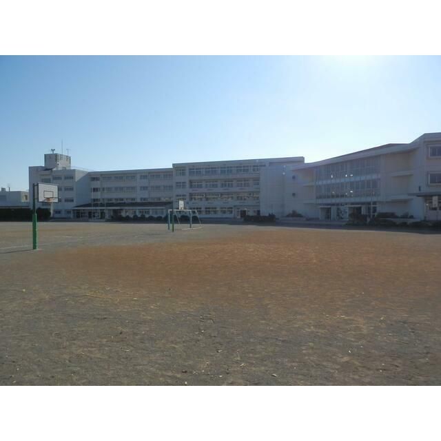 近くの小田原市立富士見小学校まで952m(徒歩12分)