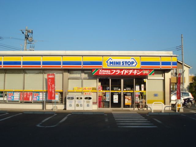 近くのミニストップ湘南みずき店まで570m（徒歩8分）