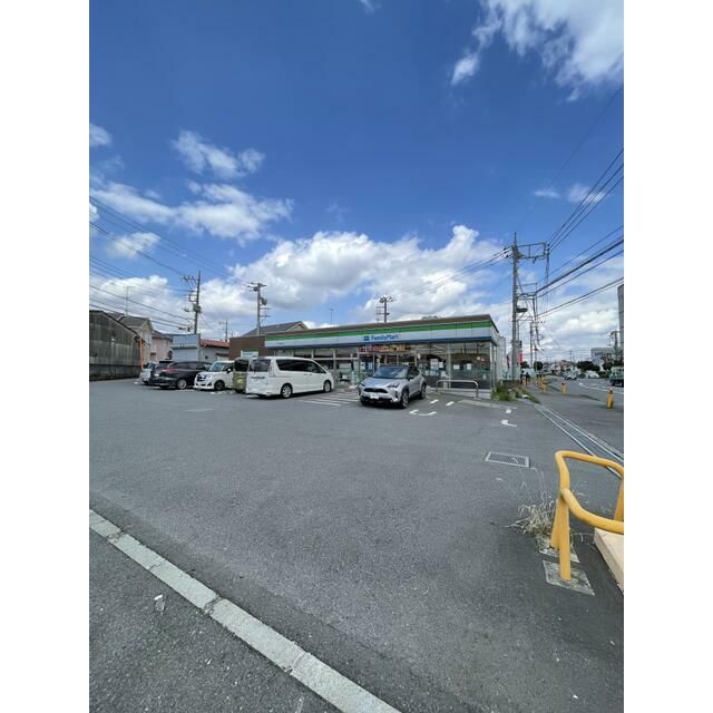 近くのファミリーマート厚木飯山店まで630m(徒歩8分)