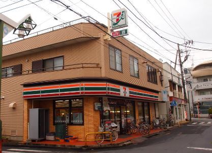 近くのセブンイレブン 藤沢本鵠沼2丁目店まで438m(徒歩6分)